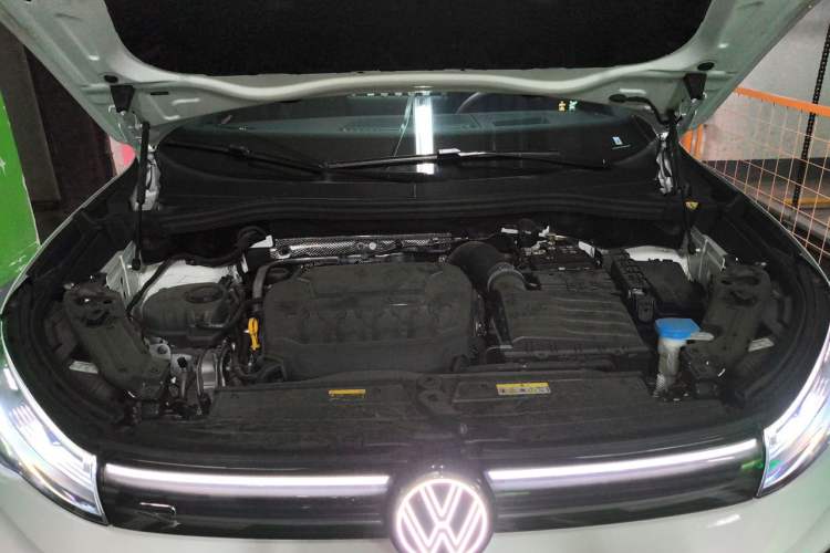 Used Volkswagen Tiguan L 2025 PRO 380TSI Two-Wheel-Drive R-Line Smart Edition Engine Bay