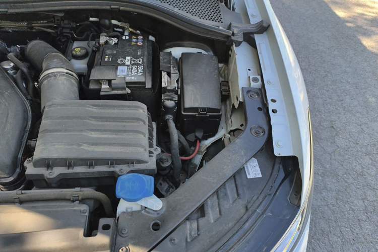 Used Volkswagen Tiguan L 2025 Model, Outstanding Version, 300TSI Automatic Two-Wheel Drive Longteng Edition Engine Bay Left