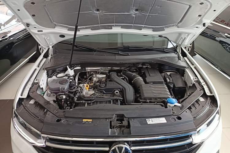 Used Volkswagen Tiguan L 2025 Model, Outstanding Version, 300TSI Automatic Two-Wheel Drive Longteng Edition Engine Bay
