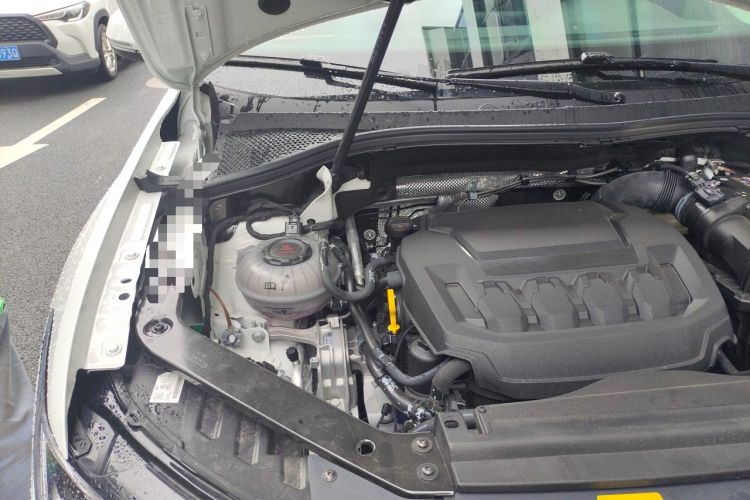 Used Volkswagen Tiguan L 2025 Model Outstanding Version 330TSI Automatic Two-Wheel Drive R-Line Longyao Edition Engine Bay Right