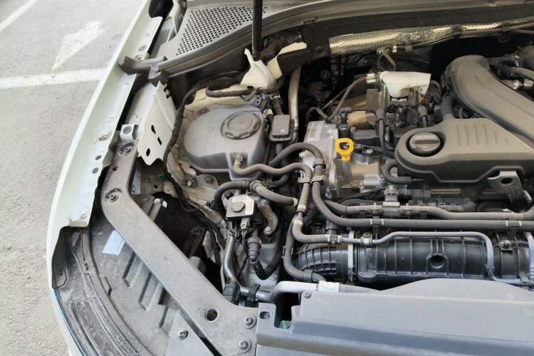 Used Volkswagen Tiguan L 2025 Model, Outstanding Version, 300TSI Automatic Two-Wheel Drive Longteng Edition Engine Bay Right