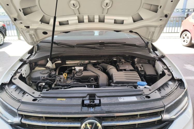 Used Volkswagen Tiguan L 2025 Model, Outstanding Version, 300TSI Automatic Two-Wheel Drive Longteng Edition Engine Bay