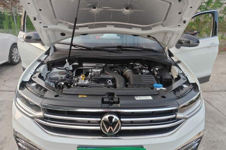 Used Volkswagen Tiguan L 2025 Model, Outstanding Version, 300TSI Automatic Two-Wheel Drive Longteng Edition Engine Bay