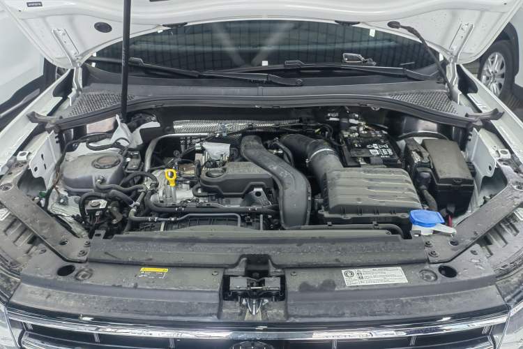 Used Volkswagen Tiguan L 2025 Model, Outstanding Version, 300TSI Automatic Two-Wheel Drive Longteng Edition Engine Bay
