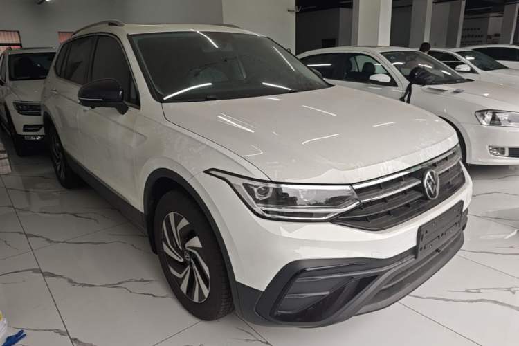 Used Volkswagen Tiguan L 2025 Model, Outstanding Version, 300TSI Automatic Two-Wheel Drive Longteng Edition Front Right 45 Deg