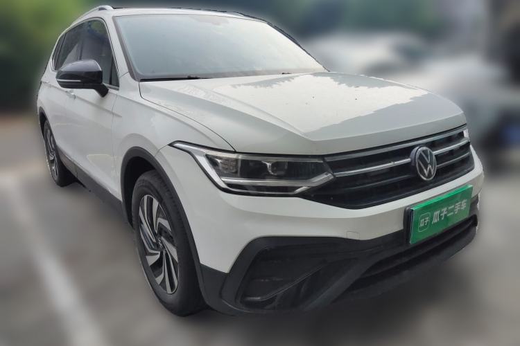 Used Volkswagen Tiguan L 2025 Model, Outstanding Version, 300TSI Automatic Two-Wheel Drive Longteng Edition Front Right 45 Deg