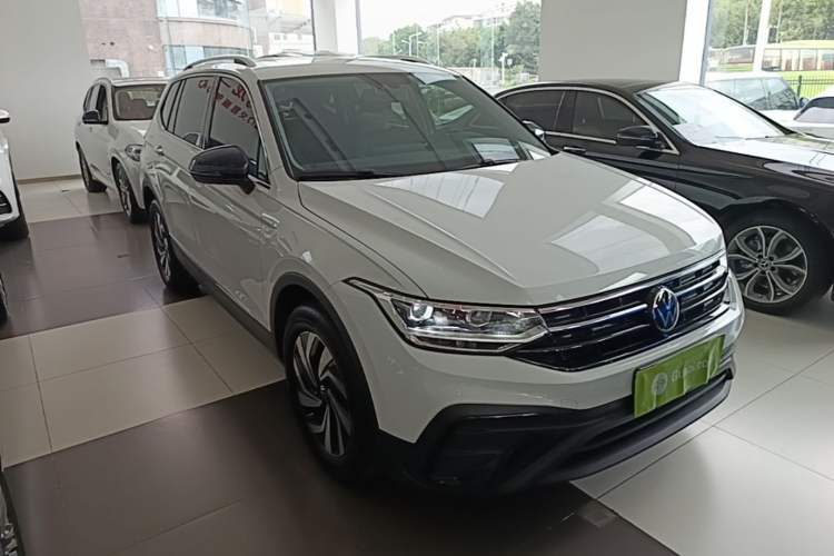 Used Volkswagen Tiguan L 2025 Model, Outstanding Version, 300TSI Automatic Two-Wheel Drive Longteng Edition Front Right 45 Deg