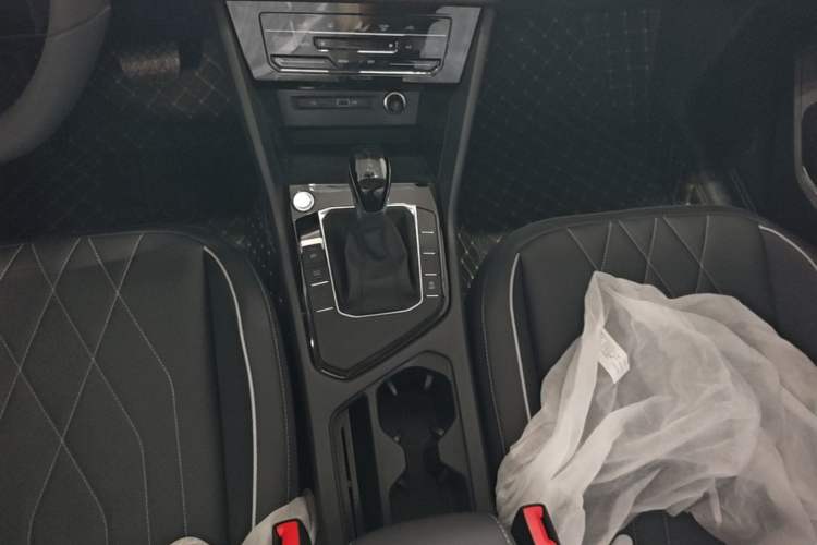 Used Volkswagen Tiguan L 2025 Model, Outstanding Version, 300TSI Automatic Two-Wheel Drive Longteng Edition Gear Lever