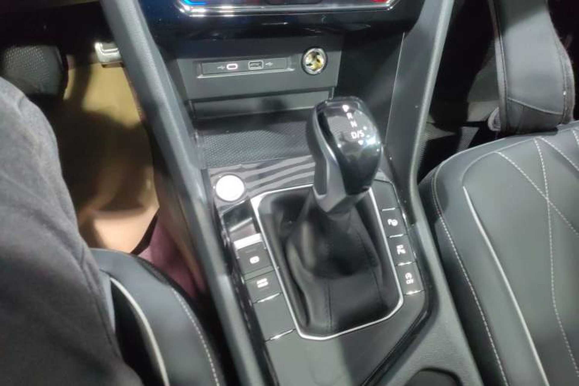 Used Volkswagen Tiguan L 2025 Model Outstanding Version 330TSI Automatic Two-Wheel Drive R-Line Longyao Edition Gear Lever