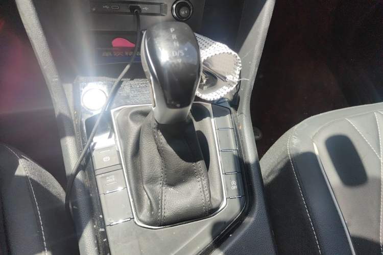 Used Volkswagen Tiguan L 2025 Model, Outstanding Version, 300TSI Automatic Two-Wheel Drive Longteng Edition Gear Lever