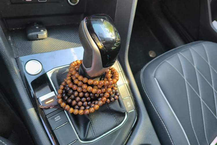 Used Volkswagen Tiguan L 2025 Model, Outstanding Version, 300TSI Automatic Two-Wheel Drive Longteng Edition Gear Lever