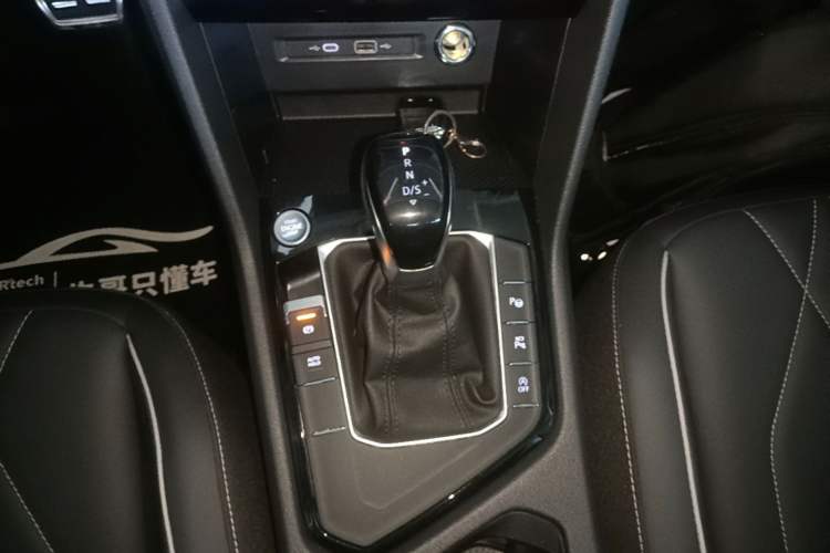 Used Volkswagen Tiguan L 2025 Model Outstanding Version 330TSI Automatic Two-Wheel Drive R-Line Longyao Edition Gear Lever