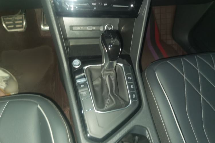 Used Volkswagen Tiguan L 2025 Model Outstanding Version 330TSI Automatic Two-Wheel Drive R-Line Longyao Edition Gear Lever