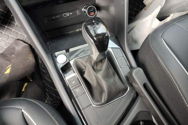 Used Volkswagen Tiguan L 2025 Model, Outstanding Version, 300TSI Automatic Two-Wheel Drive Longteng Edition Gear Lever