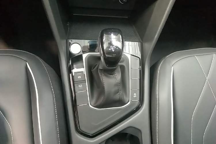 Used Volkswagen Tiguan L 2025 Model, Outstanding Version, 300TSI Automatic Two-Wheel Drive Longteng Edition Gear Lever