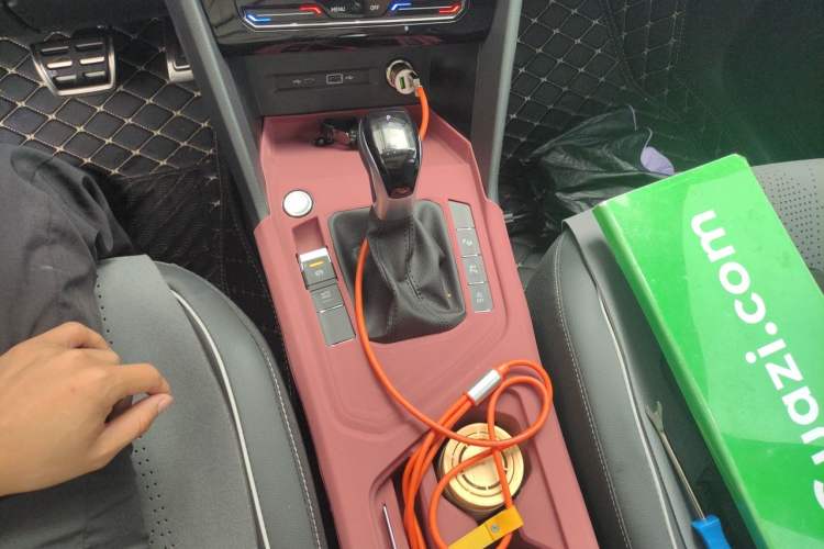 Used Volkswagen Tiguan L 2025 Model Outstanding Version 330TSI Automatic Two-Wheel Drive R-Line Longyao Edition Gear Lever