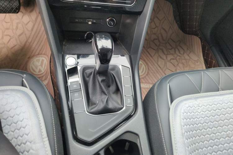 Used Volkswagen Tiguan L 2025 Model, Outstanding Version, 300TSI Automatic Two-Wheel Drive Longteng Edition Gear Lever