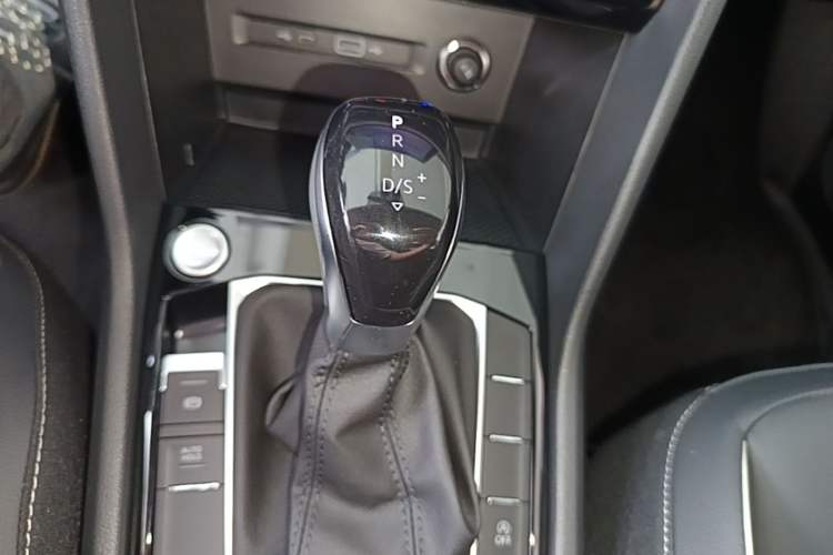 Used Volkswagen Tiguan L 2025 Model, Outstanding Version, 300TSI Automatic Two-Wheel Drive Longteng Edition Gear Lever