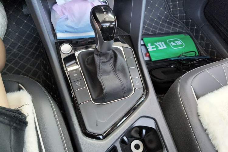 Used Volkswagen Tiguan L 2025 Model, Outstanding Version, 300TSI Automatic Two-Wheel Drive Longteng Edition Gear Lever