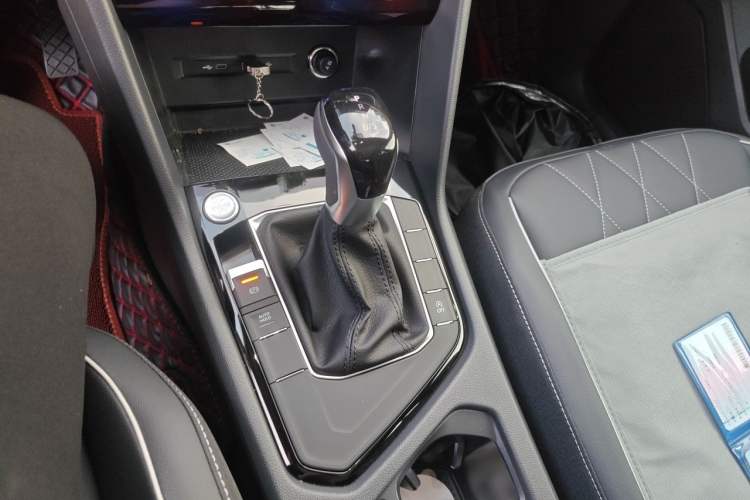 Used Volkswagen Tiguan L 2025 Model, Outstanding Version, 300TSI Automatic Two-Wheel Drive Longteng Edition Gear Lever