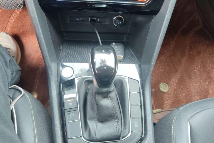 Used Volkswagen Tiguan L 2025 Model, Outstanding Version, 300TSI Automatic Two-Wheel Drive Longteng Edition Gear Lever