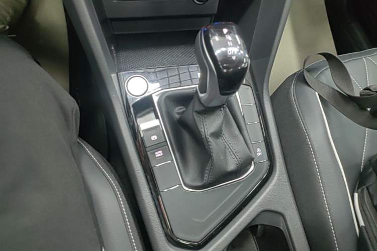 Used Volkswagen Tiguan L 2025 Model, Outstanding Version, 300TSI Automatic Two-Wheel Drive Longteng Edition Gear Lever