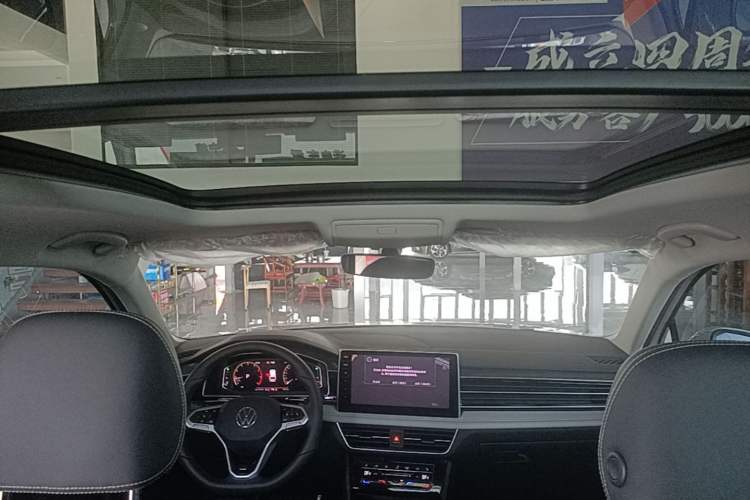 Used Volkswagen Tiguan L 2025 Model Outstanding Version 330TSI Automatic Two-Wheel Drive R-Line Longyao Edition Headliner