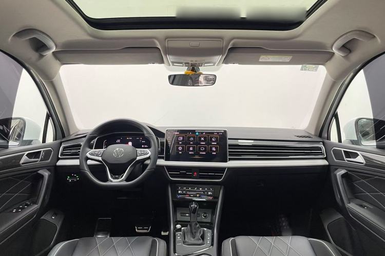 Used Volkswagen Tiguan L 2025 Model Outstanding Version 330TSI Automatic Two-Wheel Drive R-Line Longyao Edition Interior 1
