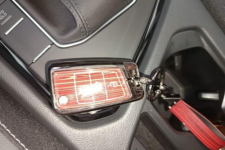 Used Volkswagen Tiguan L 2025 Model, Outstanding Version, 300TSI Automatic Two-Wheel Drive Longteng Edition Interior 1