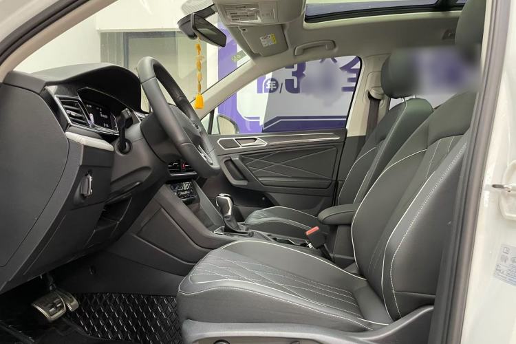 Used Volkswagen Tiguan L 2025 Model Outstanding Version 330TSI Automatic Two-Wheel Drive R-Line Longyao Edition Interior 2