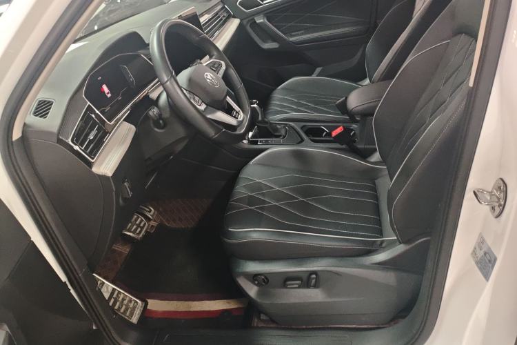 Used Volkswagen Tiguan L 2025 Model Outstanding Version 330TSI Automatic Two-Wheel Drive R-Line Longyao Edition Interior 2