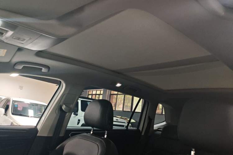 Used Volkswagen Tiguan L 2025 Model Outstanding Version 330TSI Automatic Two-Wheel Drive R-Line Longyao Edition Interior 3