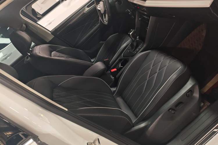 Used Volkswagen Tiguan L 2025 Model Outstanding Version 330TSI Automatic Two-Wheel Drive R-Line Longyao Edition Interior 4