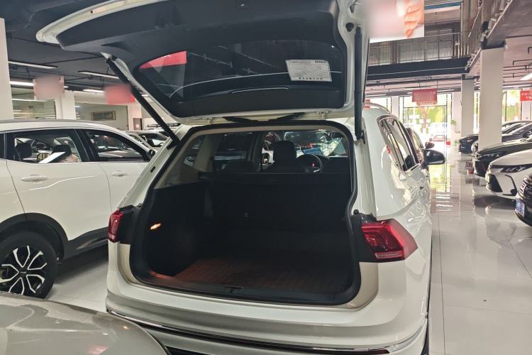 Used Volkswagen Tiguan L 2025 Model Outstanding Version 330TSI Automatic Two-Wheel Drive R-Line Longyao Edition Interior 6