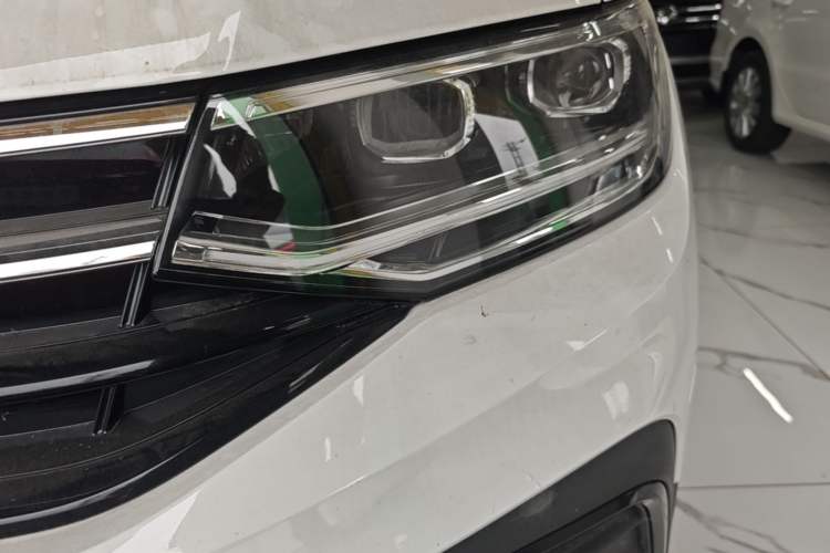 Used Volkswagen Tiguan L 2025 Model, Outstanding Version, 300TSI Automatic Two-Wheel Drive Longteng Edition Left Front Headlight