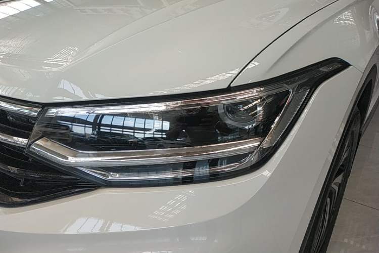 Used Volkswagen Tiguan L 2025 Model, Outstanding Version, 300TSI Automatic Two-Wheel Drive Longteng Edition Left Front Headlight