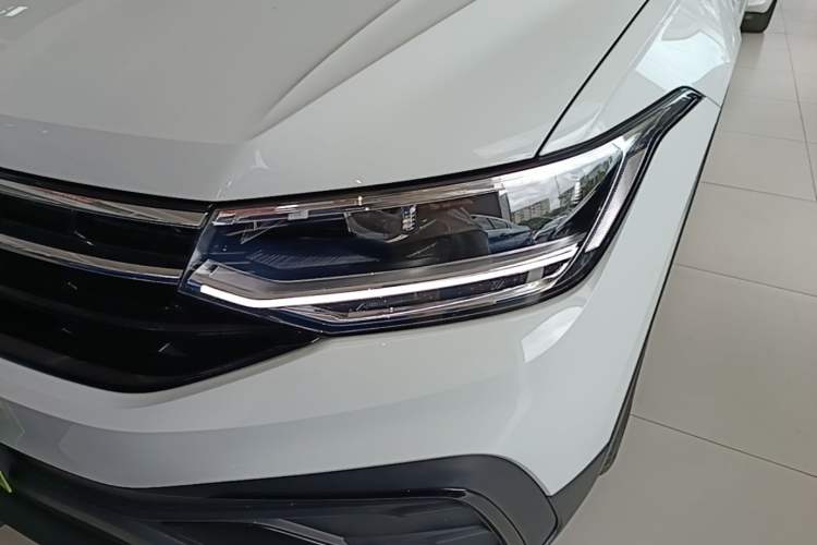 Used Volkswagen Tiguan L 2025 Model, Outstanding Version, 300TSI Automatic Two-Wheel Drive Longteng Edition Left Front Headlight