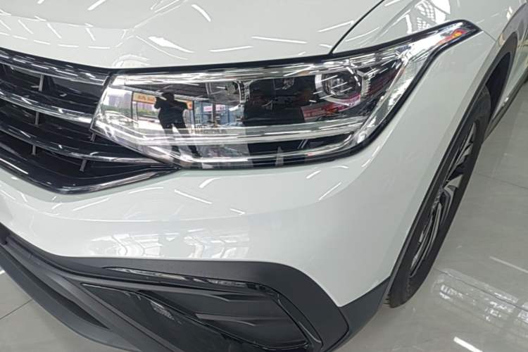 Used Volkswagen Tiguan L 2025 Model, Outstanding Version, 300TSI Automatic Two-Wheel Drive Longteng Edition Left Front Headlight