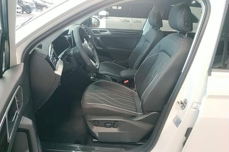 Used Volkswagen Tiguan L 2025 Model, Outstanding Version, 300TSI Automatic Two-Wheel Drive Longteng Edition Left Front Seat