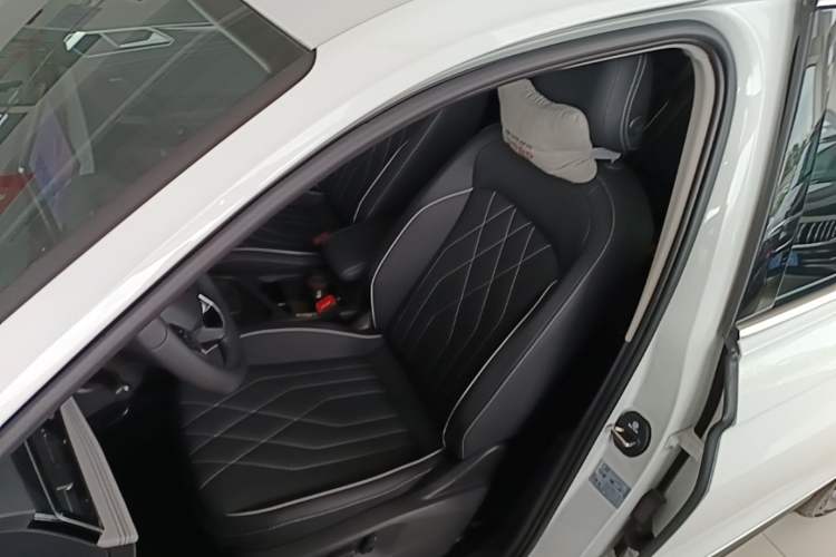 Used Volkswagen Tiguan L 2025 Model, Outstanding Version, 300TSI Automatic Two-Wheel Drive Longteng Edition Left Front Seat