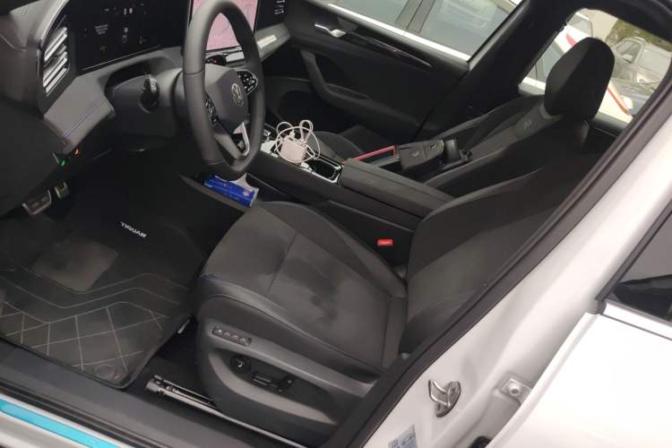 Used Volkswagen Tiguan L 2025 PRO 380TSI Four-Wheel Drive R-Line Prestige Edition Left Front Seat