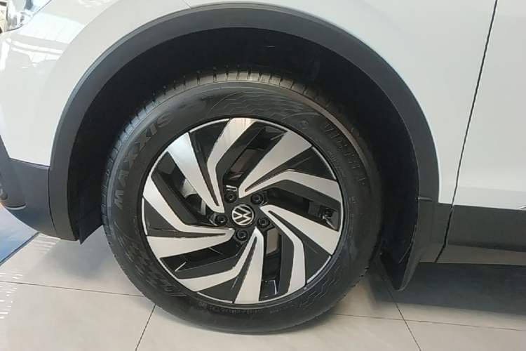 Used Volkswagen Tiguan L 2025 Model, Outstanding Version, 300TSI Automatic Two-Wheel Drive Longteng Edition Left Front Wheel Hub