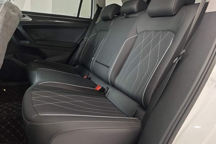 Used Volkswagen Tiguan L 2025 Model, Outstanding Version, 300TSI Automatic Two-Wheel Drive Longteng Edition Left Rear Seat