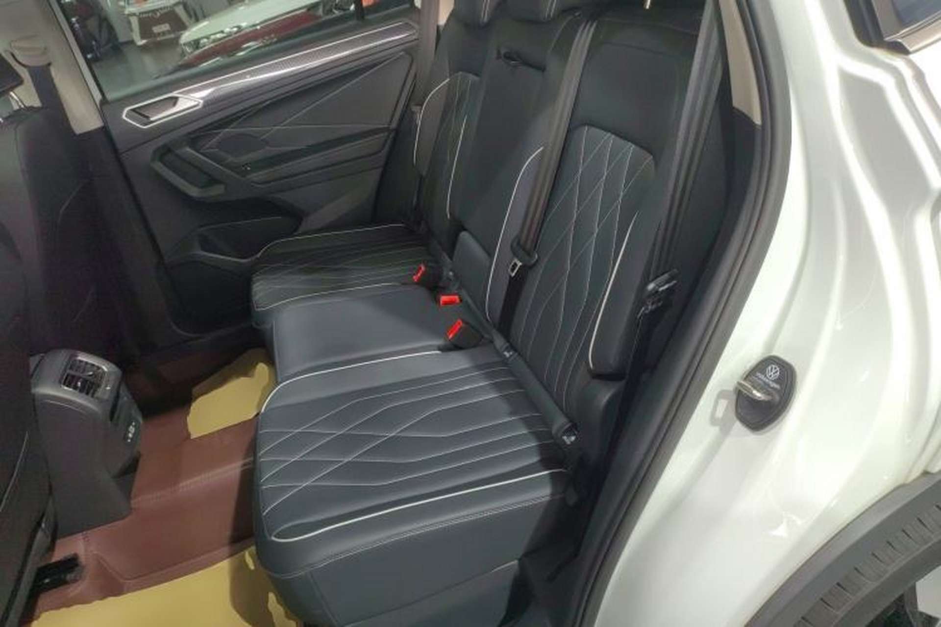 Used Volkswagen Tiguan L 2025 Model Outstanding Version 330TSI Automatic Two-Wheel Drive R-Line Longyao Edition Left Rear Seat