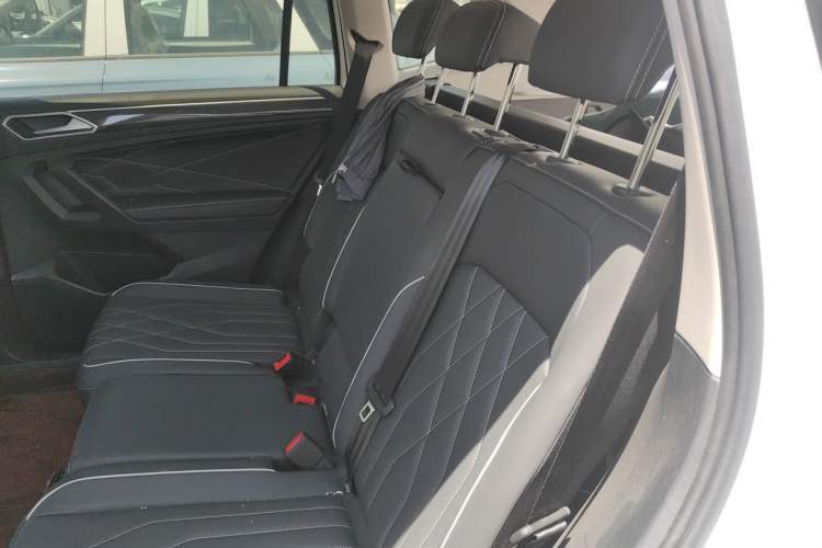 Used Volkswagen Tiguan L 2025 Model, Outstanding Version, 300TSI Automatic Two-Wheel Drive Longteng Edition Left Rear Seat