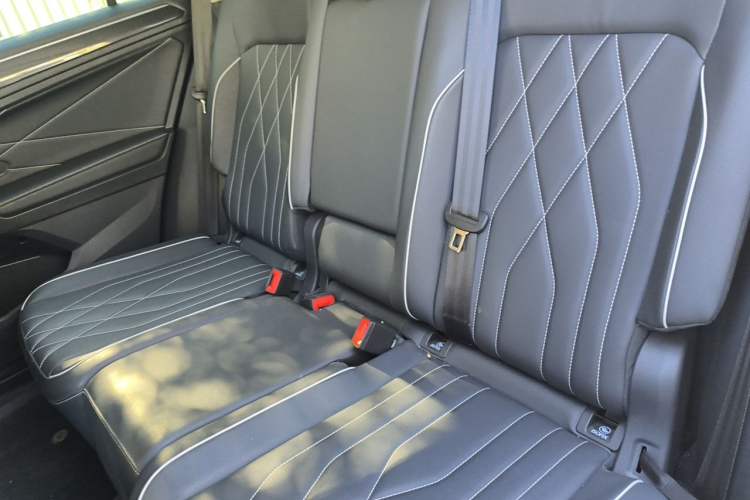 Used Volkswagen Tiguan L 2025 Model, Outstanding Version, 300TSI Automatic Two-Wheel Drive Longteng Edition Left Rear Seat