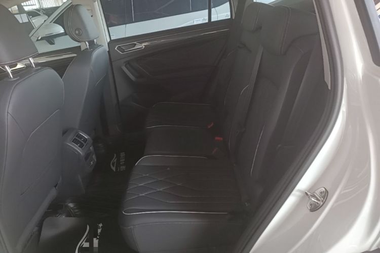 Used Volkswagen Tiguan L 2025 Model Outstanding Version 330TSI Automatic Two-Wheel Drive R-Line Longyao Edition Left Rear Seat