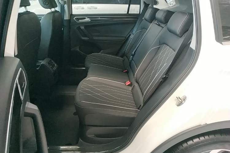 Used Volkswagen Tiguan L 2025 Model, Outstanding Version, 300TSI Automatic Two-Wheel Drive Longteng Edition Left Rear Seat