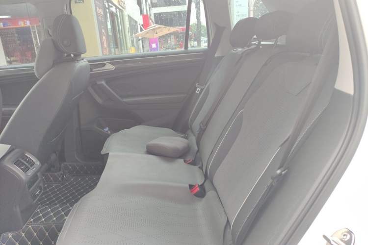 Used Volkswagen Tiguan L 2025 Model Outstanding Version 330TSI Automatic Two-Wheel Drive R-Line Longyao Edition Left Rear Seat