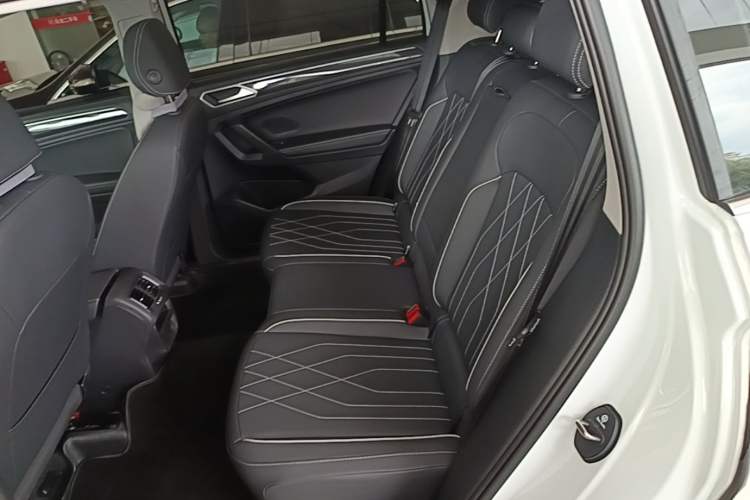 Used Volkswagen Tiguan L 2025 Model, Outstanding Version, 300TSI Automatic Two-Wheel Drive Longteng Edition Left Rear Seat